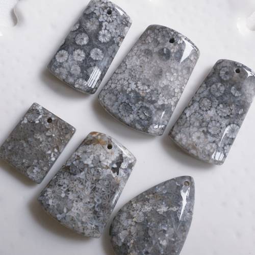 瓷片黑蕾丝 天然珊瑚玉吊墜