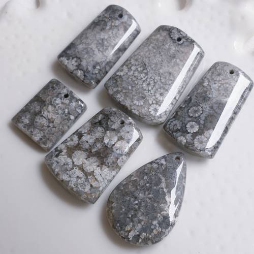 瓷片黑蕾丝 天然珊瑚玉吊墜