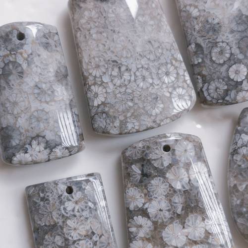 瓷片黑蕾丝 天然珊瑚玉吊墜