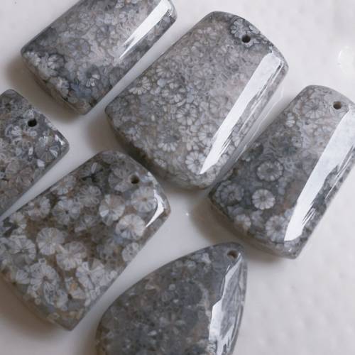 瓷片黑蕾丝 天然珊瑚玉吊墜