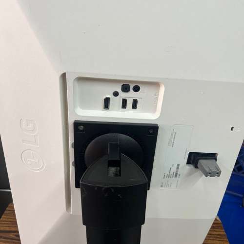 $300 不議價 27 吋 UltraFine™ 4K 超高清顯示器 LG 27UL500