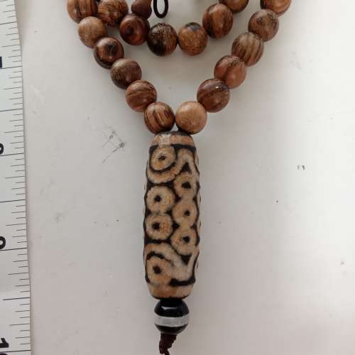 9/21眼瑪瑙天珠,約1.5寸，配上8mm 約34寸108粒沉香木珠串，天地氣場混成一體，氣味...