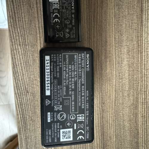 原裝sony charger , 連原裝NP-FW50 電池