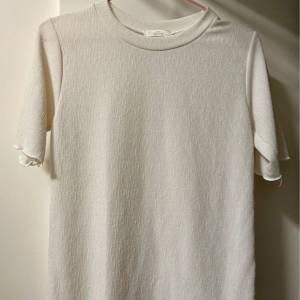 白色Tee Free size Length: 56cm Waist: 80cm (30.5”) S-M size合適 Korea