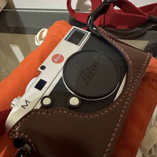 Leica M240 Silver (Full packing + AA camera strap and leather cover)