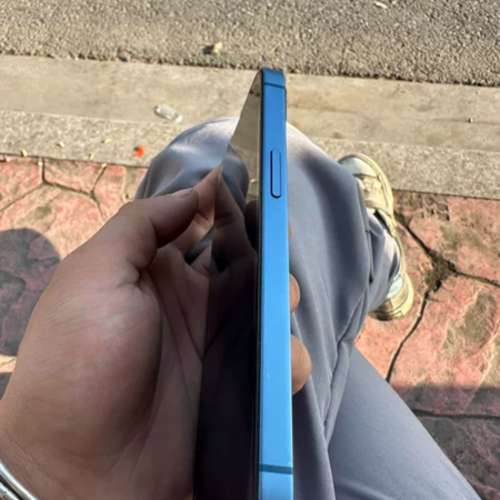 13 512G  5G 功能正常運作，電池效能90 %，電池良好，已貼貴價玻璃鋼化貼及保護套！