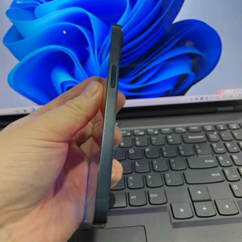 iphone 12 256G 99% new ， 電池效能100 %，電池還非常耐用。