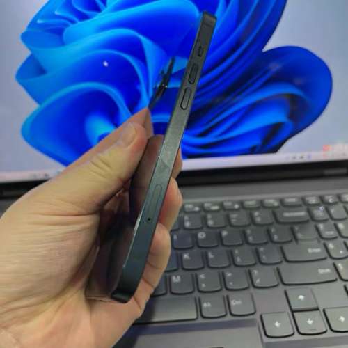 iphone 12 256G 99% new ， 電池效能100 %，電池還非常耐用。