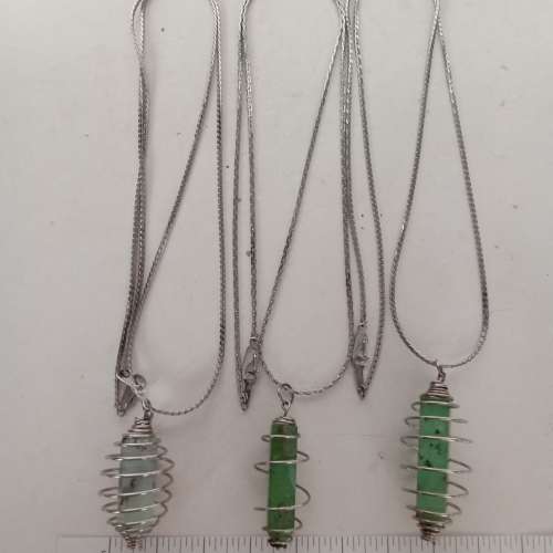 澳洲A玉柱形配上金屬圓環吊墜連24寸不銹鋼頸鏈，每套120元3套共售220元。no.B8.4.24