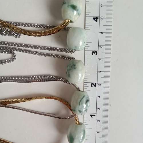 翡翠A玉路路通吊墜，約16x14mm，有色圓滑好水頭，加送16寸銅頸鏈。每套100元兩套八...