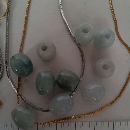 翡翠A玉路路通吊墜，約15x13mm，圓滑好水頭，加送16寸銅頸鏈。每套80元兩套八折。十...