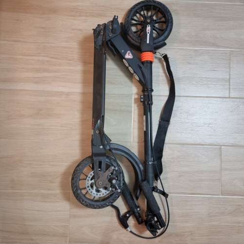 新淨全正常 非電動 滑板車 碟盤剎車 手剎款 手剎腳剎兩用 雙避震 減震 有便攜揹帶 ...