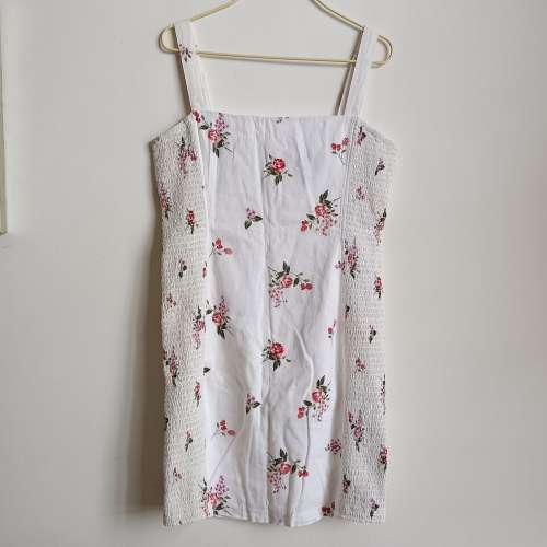 DRESS · 白色花花吊帶連身裙