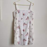 DRESS · 白色花花吊帶連身裙