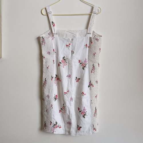DRESS &middot; 白色花花吊帶連身裙