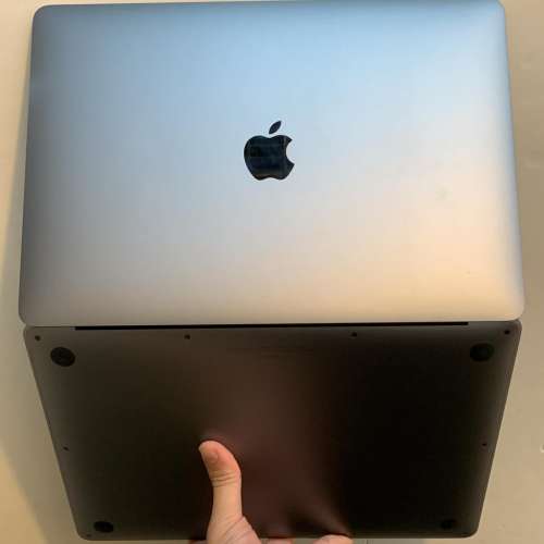 無花、行貨 MacBook Air 2020 M1 8+512GB，完美無花、電池99%、循環充電只有 30次