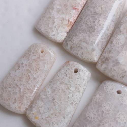 白蕾絲 天然珊瑚玉小吊墜