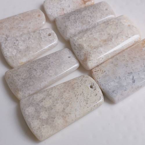 白蕾絲 天然珊瑚玉小吊墜