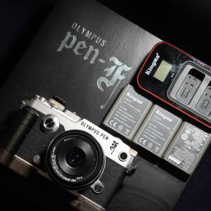 Olympus PEN-F M43 相機連17mm f/1.8鏡頭，送復古核桃木手把、銅製按鈕，連3副電，...