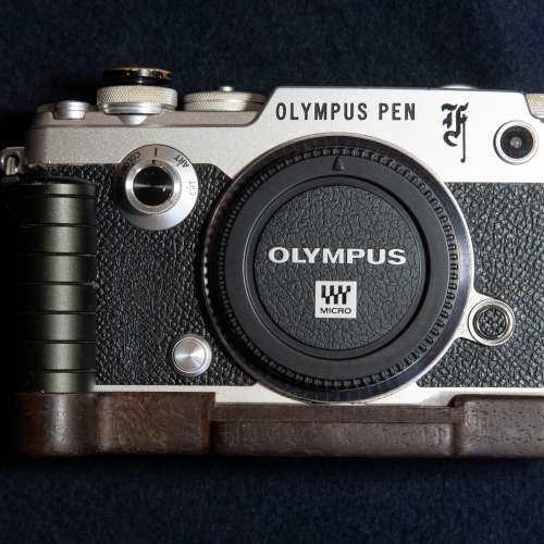 Olympus PEN-F M43 相機連17mm f/1.8鏡頭，送復古核桃木手把、銅製按鈕，連3副電，...