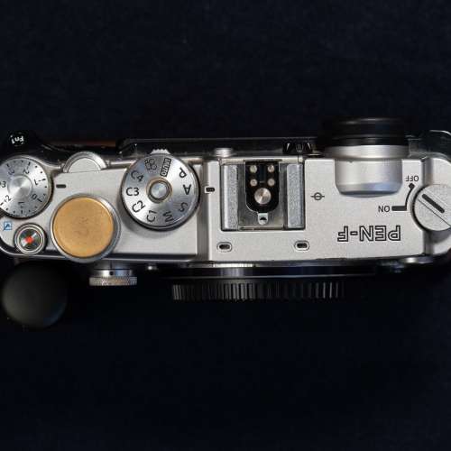 Olympus PEN-F M43 相機連17mm f/1.8鏡頭，送復古核桃木手把、銅製按鈕，連3副電，...