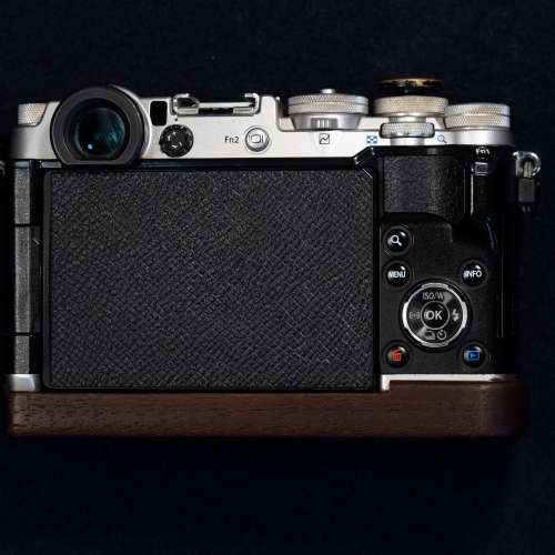 Olympus PEN-F M43 相機連17mm f/1.8鏡頭，送復古核桃木手把、銅製按鈕，連3副電，...