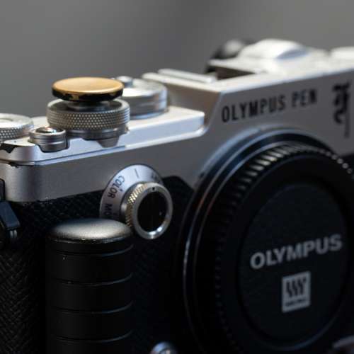 Olympus PEN-F M43 相機連17mm f/1.8鏡頭，送復古核桃木手把、銅製按鈕，連3副電，...