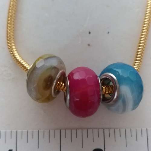 一套兩個21x6mm A玉平安扣 連銅蛇骨頸鏈16吋， 另一套三粒 5 x 10mm瑪瑙 圓環吊墜 ...