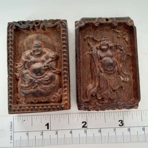 一手四個沉香木佛牌約2.5寸，共售380元。單一個150元。no.B11.5.24