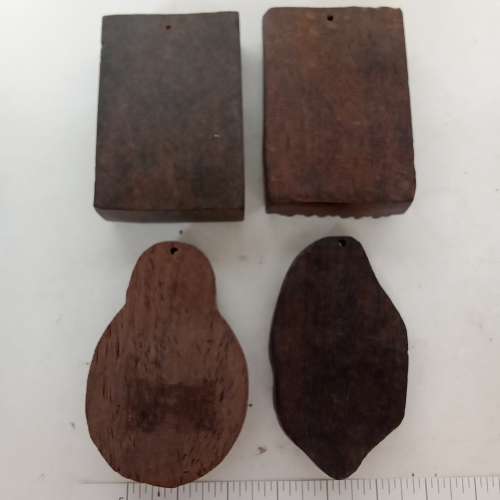 一手四個沉香木佛牌約2.5寸，共售380元。單一個150元。no.B11.5.24