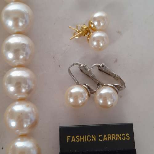 一手日本人做養珠樹脂膠頸鏈，珠/石耳環，清理存貨半賣半送 全部八款如照片顯示，...