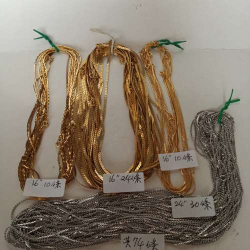 清理存貨。一手木球座/銅鏈/貝殼頸鏈/人造養珠頸鏈/半寶石長鏈如照片顯示，每手380...