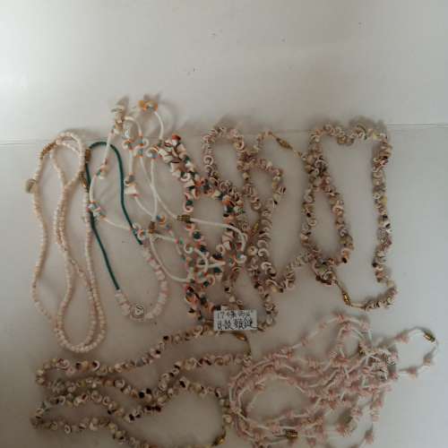 清理存貨。一手木球座/銅鏈/貝殼頸鏈/人造養珠頸鏈/半寶石長鏈如照片顯示，每手380...