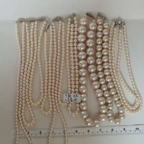 清理存貨。一手木球座/銅鏈/貝殼頸鏈/人造養珠頸鏈/半寶石長鏈如照片顯示，每手380...