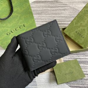 Gucci 古馳男士皮夾 型號：771309。 打開時尺寸：9公分（長）x 21公分（寬）