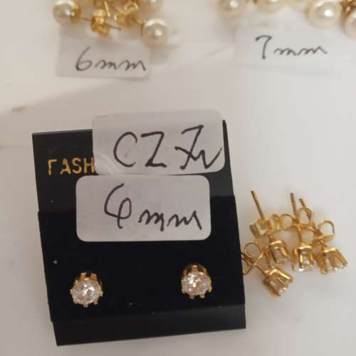 一手15對日本人做養珠/CZ人造鑽石耳環如圖片顯示，清貨價15對共售150元，多量價錢可...