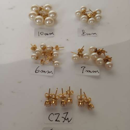 一手15對日本人做養珠/CZ人造鑽石耳環如圖片顯示，清貨價15對共售150元，多量價錢可...