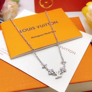 Louis Vuitton latest 🆕🆕silver necklace