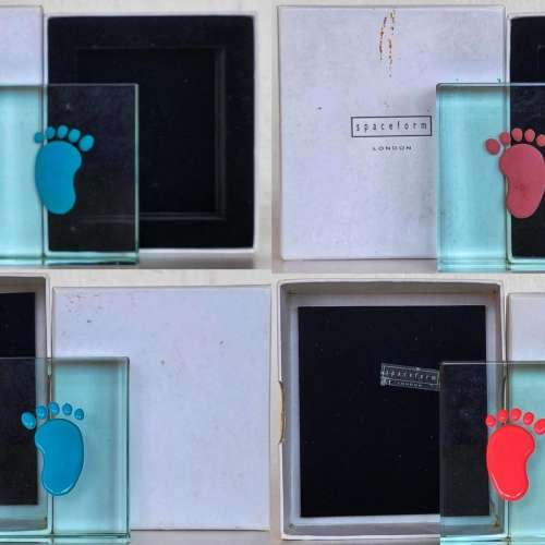 英國倫敦Spaceform London 紅藍各一雙腳板玻璃水晶飾物, 100%全新