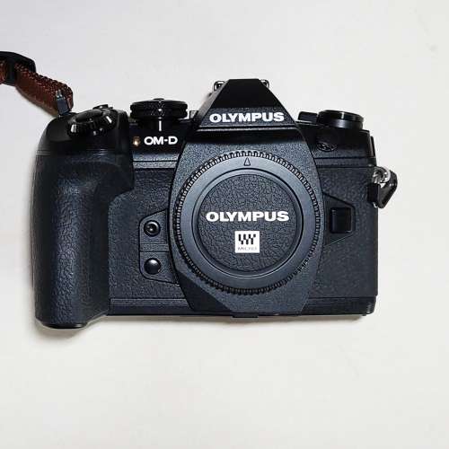Olympus em-1 mark ii body + HLD-9 Power battery holder.