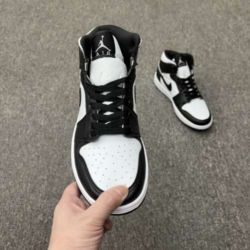 Air Jordan 1 Mid "Panda" 中幫 黑白 AJ1