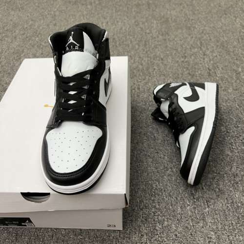 Air Jordan 1 Mid "Panda" 中幫 黑白 AJ1