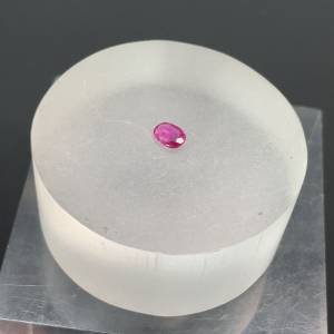 天然缅甸红宝石裸担重约0.4克拉，尺寸：5.1mm-3.5mm-1.8mm，附带鉴定纸，保真，实物...