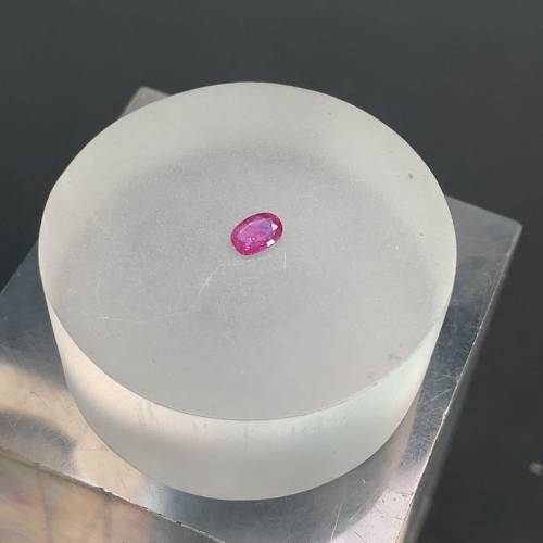 天然缅甸红宝石裸担重约0.4克拉，尺寸：5.1mm-3.5mm-1.8mm，附带鉴定纸，保真，实物...