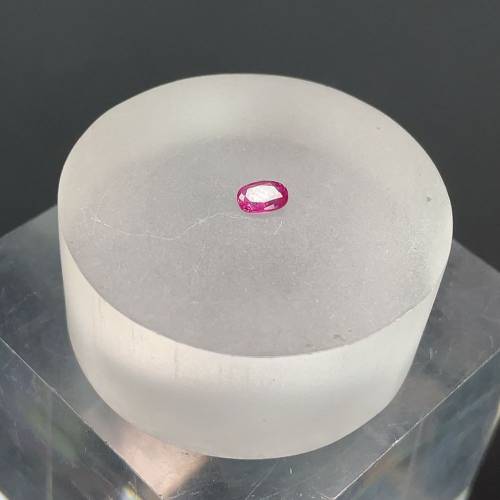 天然缅甸红宝石裸担重约0.4克拉，尺寸：5.1mm-3.5mm-1.8mm，附带鉴定纸，保真，实物...