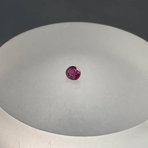 天然缅甸红宝石裸担总约0.25卡，尺寸：3.6mm-2.6mm-2.1mm，附带鉴定纸，实物实拍，...