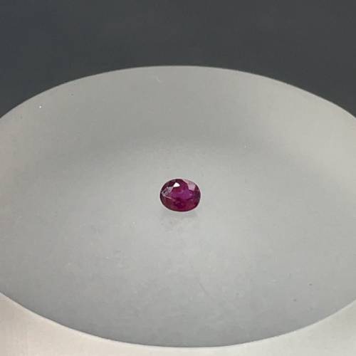 天然缅甸红宝石裸担总约0.25卡，尺寸：3.6mm-2.6mm-2.1mm，附带鉴定纸，实物实拍，...