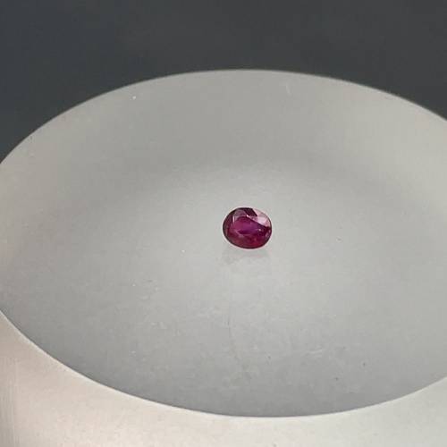 天然缅甸红宝石裸担总约0.25卡，尺寸：3.6mm-2.6mm-2.1mm，附带鉴定纸，实物实拍，...