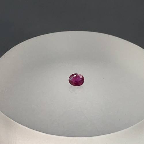 天然缅甸红宝石裸担总约0.25卡，尺寸：3.6mm-2.6mm-2.1mm，附带鉴定纸，实物实拍，...