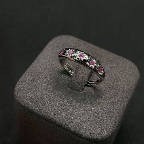 天然缅甸红宝石镶嵌戒指重约1.99g圈口大小可以调附带鉴定纸，实物实拍，所见即所得...